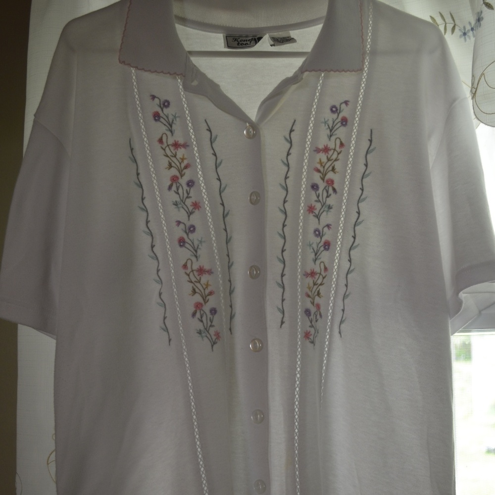 White blouse, short sleeve, flower embroidered XL